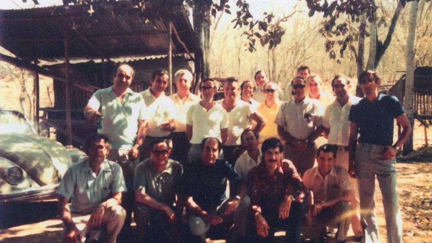 El equipo de 'La Txalupa' que emitió los mensajes del Gobierno vasco desde Caracas. El primero por la izquierda, agachado, es Olabarrieta