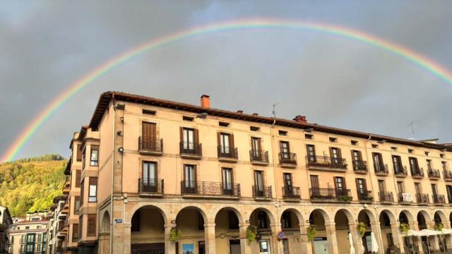El arco iris, desde la plaza de Zumarraga.