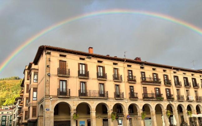 El arco iris, desde la plaza de Zumarraga.