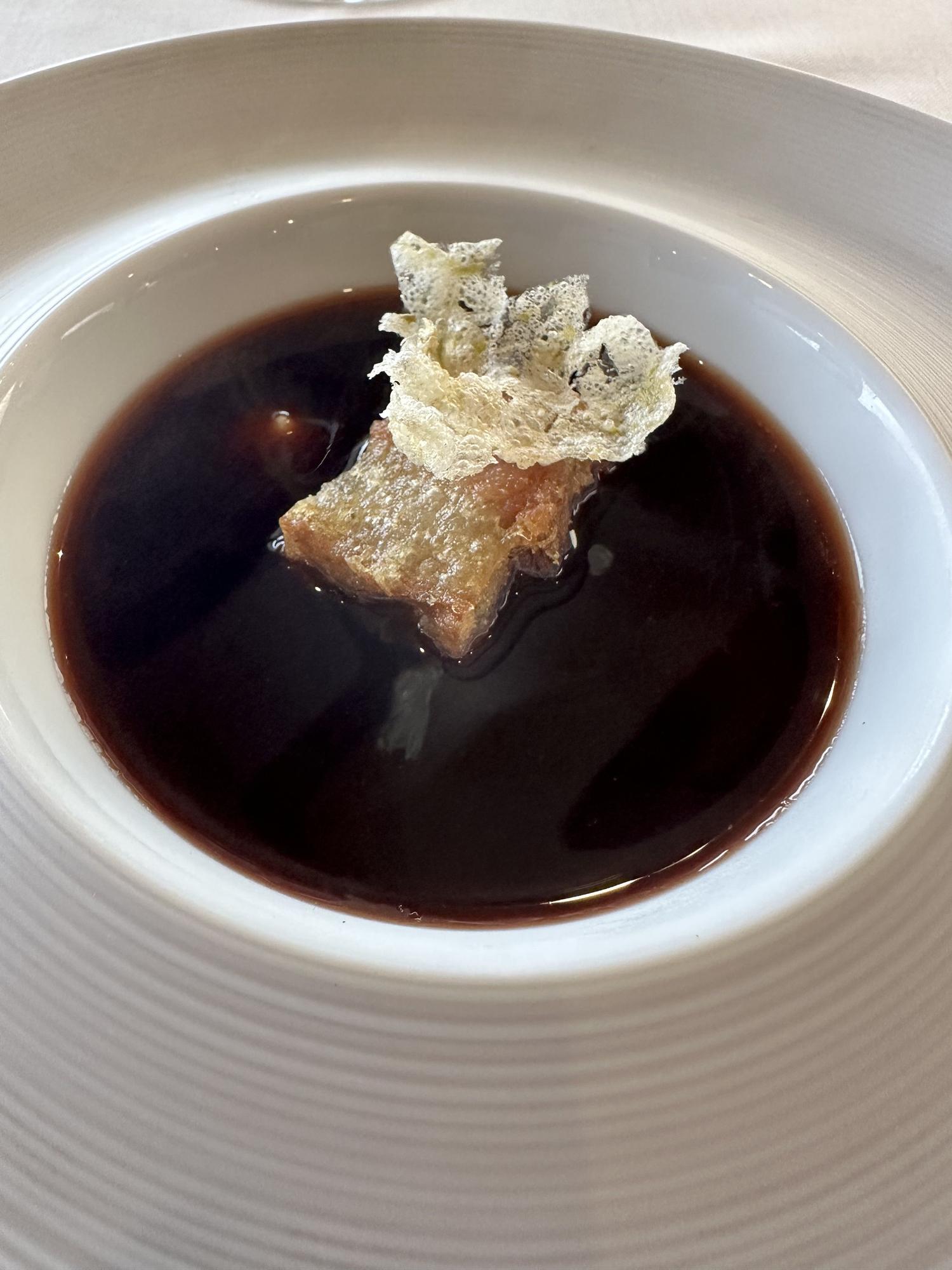 Papada de cerdo, morcilla y caldo de alubia, del Andra Mari.