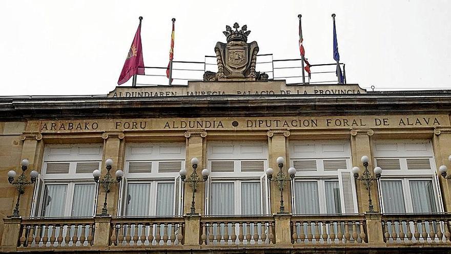 Detalle de la fachada de la Diputación Foral de Álava. | FOTO: ALEX LARRETXI