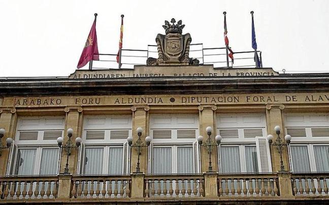 Detalle de la fachada de la Diputación Foral de Álava. | FOTO: ALEX LARRETXI