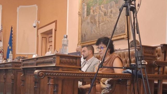 David Nuño y Thania Pazos, portavoces de Elkarrekin Podemos durante el Pleno ordinario municipal