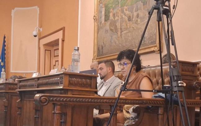 David Nuño y Thania Pazos, portavoces de Elkarrekin Podemos durante el Pleno ordinario municipal