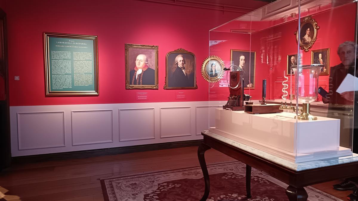 El recorrido empieza en este salón ilustrado del siglo XVIII, donde se recrea el contexto en el que los hermanos Elhuyar lograron aislar el wolframio.