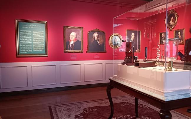 El recorrido empieza en este salón ilustrado del siglo XVIII, donde se recrea el contexto en el que los hermanos Elhuyar lograron aislar el wolframio.