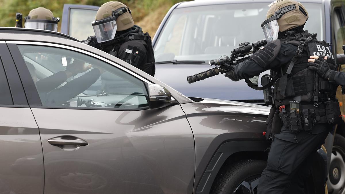 Ertzainas en el simulacro, en el momento de la captura de los sospechosos