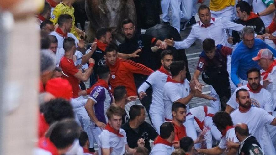Aimar Villarón, con la camiseta del Eibar, en el momento en el que tropieza con otros corredores.