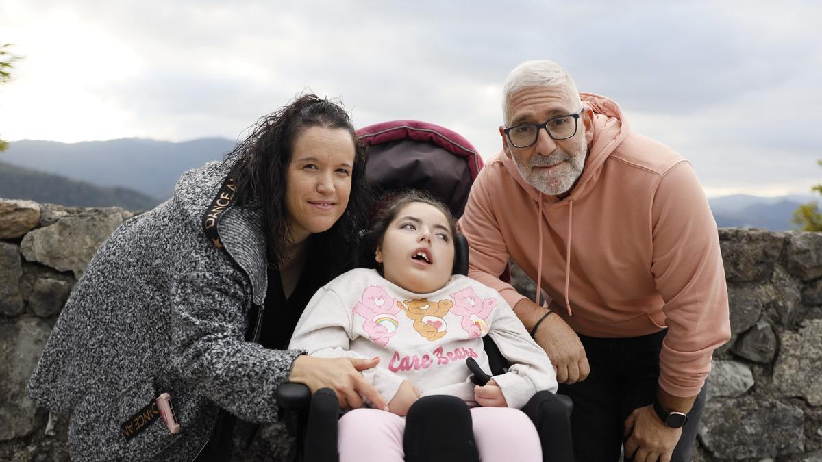 Maitane Arteaga y Vicente Romero con la pequeña Laia que está recibiendo la solidaridad de Etxebarri y de Basauri