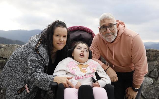 Maitane Arteaga y Vicente Romero con la pequeña Laia que está recibiendo la solidaridad de Etxebarri y de Basauri