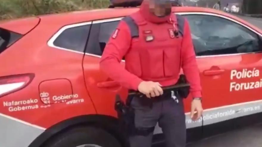 Un agente de la Policía Foral muestra la linterna táser