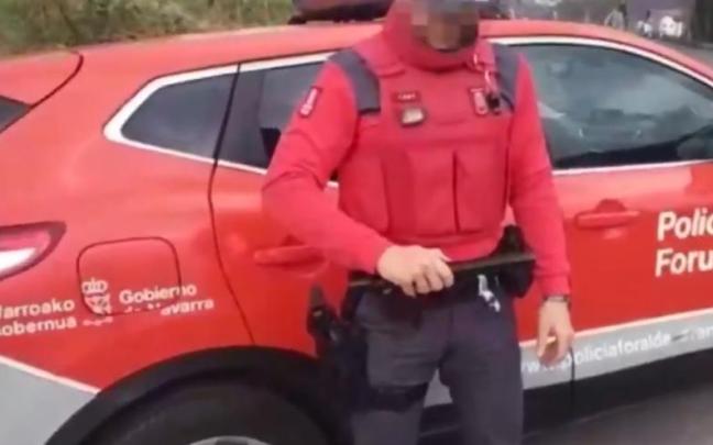 Un agente de la Policía Foral muestra la linterna táser