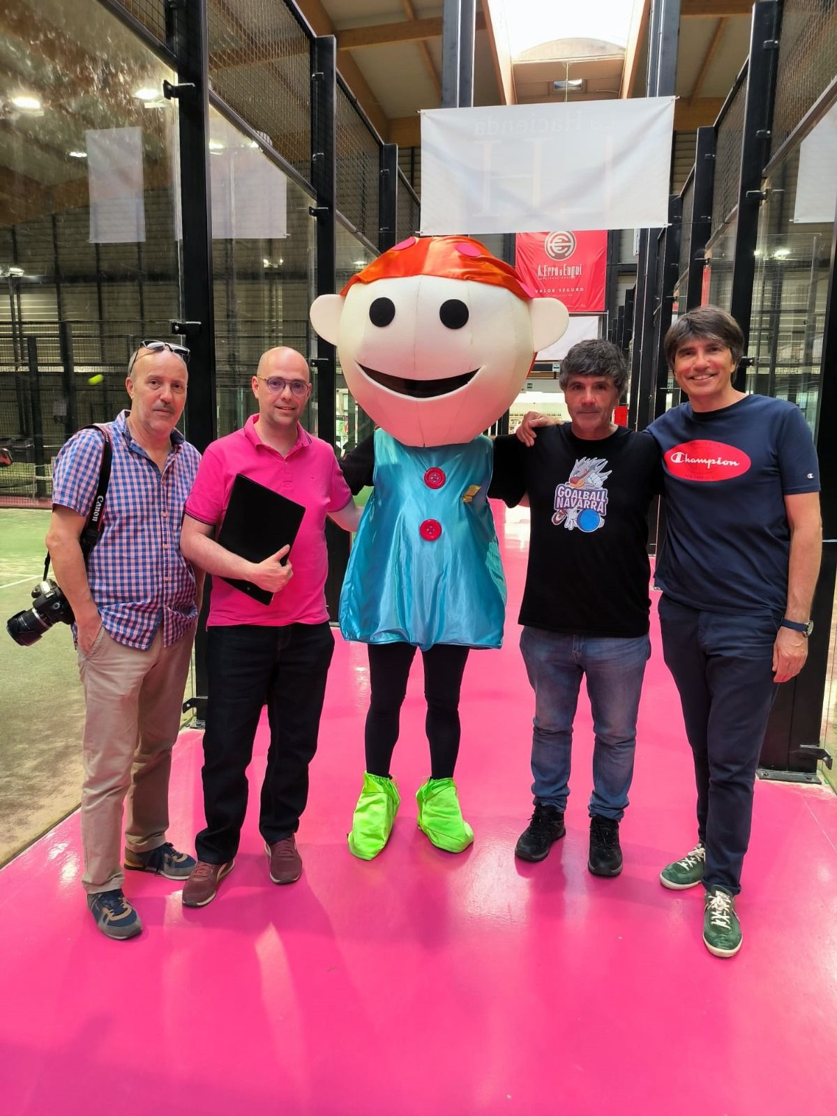 Miembros de Ayuda In en el torneo de Padel a beneficio de Adano Asociación de niños y niñas con cáncer en Navarra.