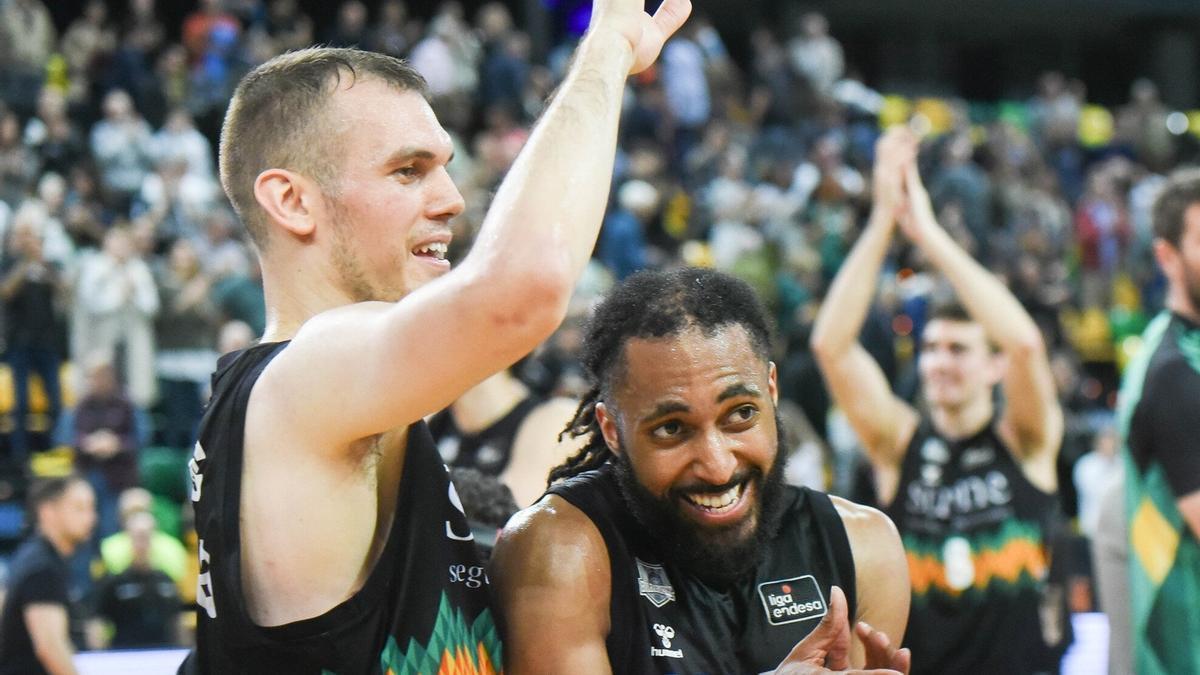 Nikola Radicevic y Adam Smith celebran la victoria frente al Baxi Manresa.