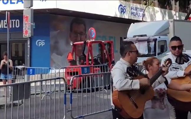 Los mariachis frente a la sede de Génova.