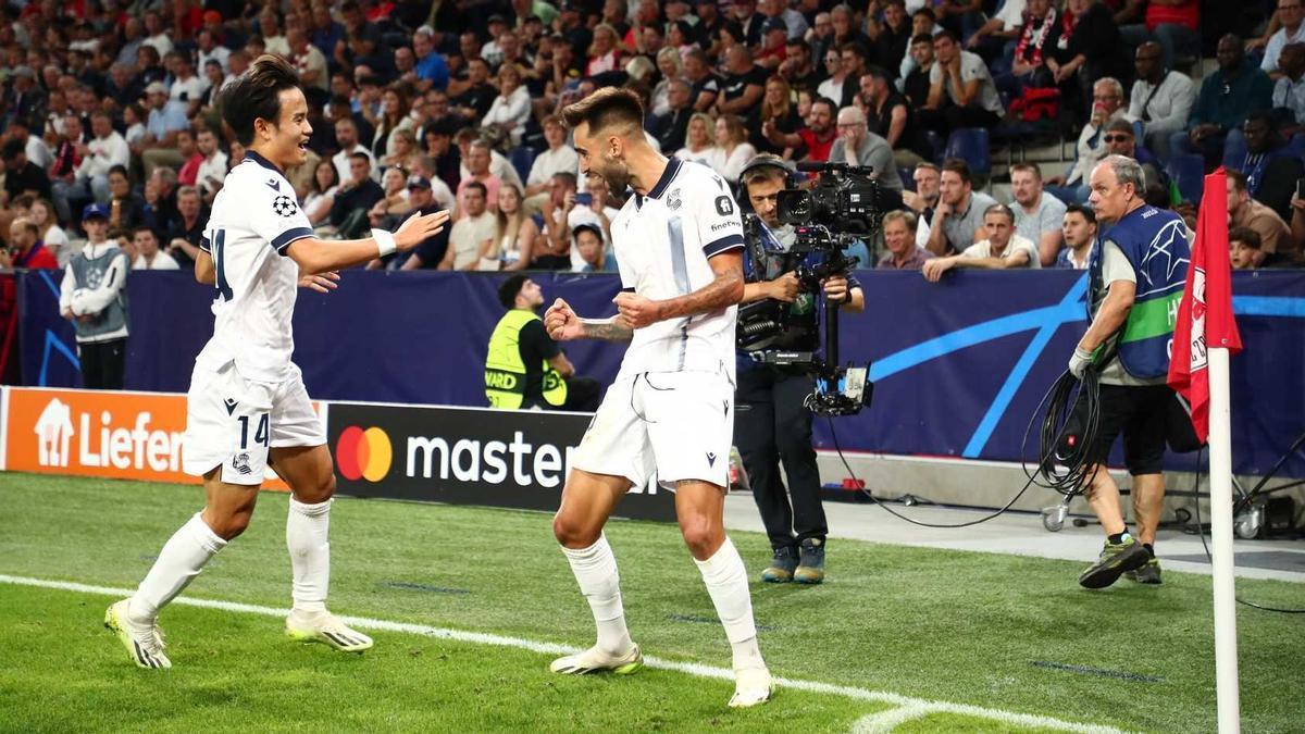 Brais y Kubo celebran el gol del gallego en Salzburgo, que ha supuesto el 0-2. / R.S.