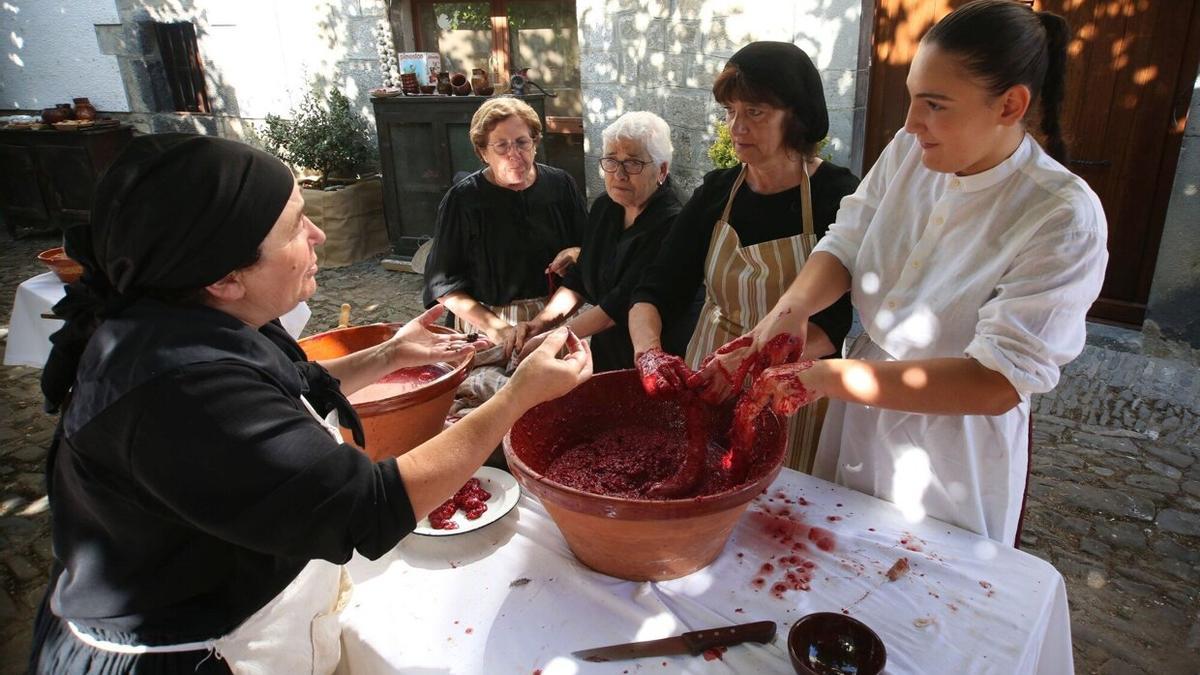 Las mujeres introducen la mezcla de carne, sangre y especias en los intestinos del animal, atados previamente con cuerdas.
