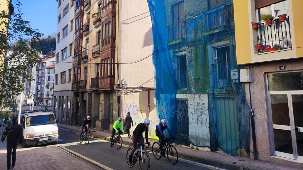 La demolición del edificio situado en el número 16 de Arragueta es fundamental para la conexión con la calle Bidebarrieta