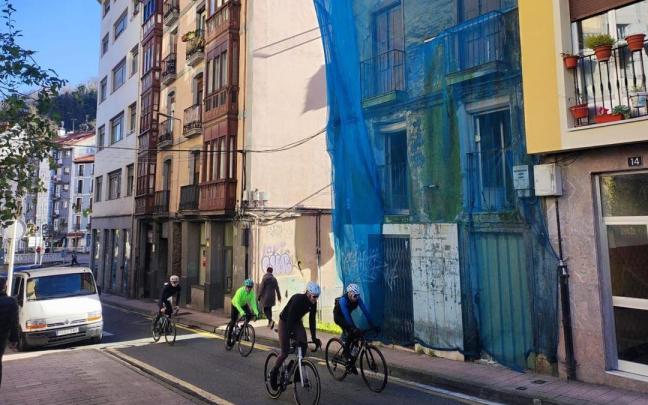 La demolición del edificio situado en el número 16 de Arragueta es fundamental para la conexión con la calle Bidebarrieta