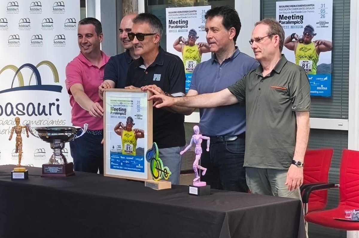 El alcalde de Basauri y organizadores, en la presentación del Meeting Paralímpico