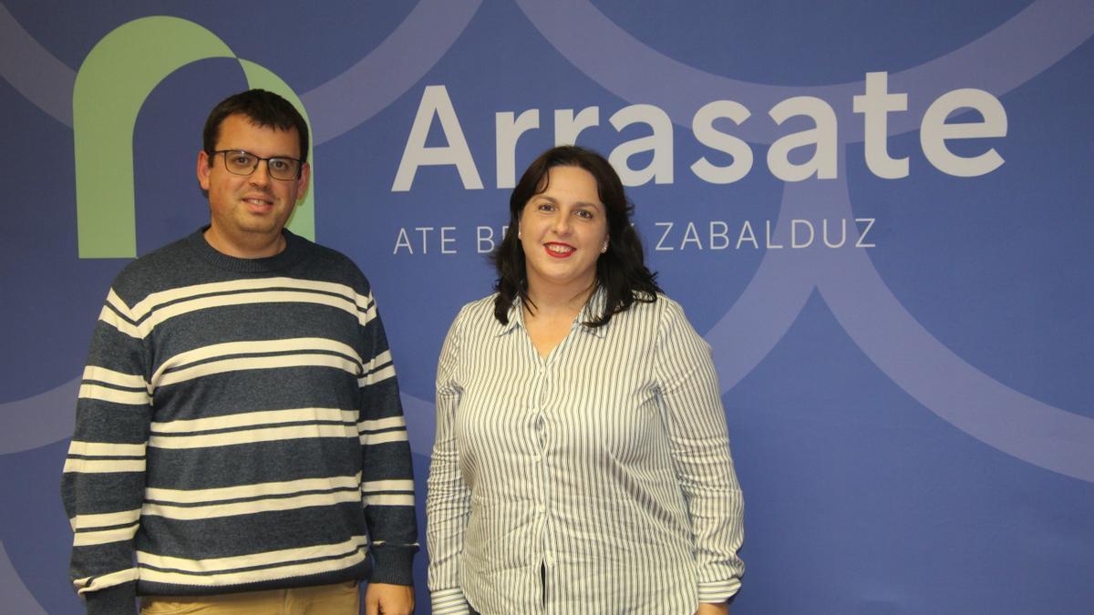 El portavoz jeltzale Ander Garay y la concejala Maitane Muñoz.