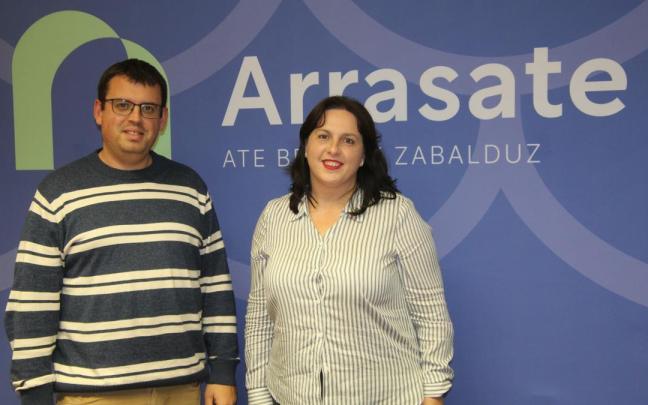 El portavoz jeltzale Ander Garay y la concejala Maitane Muñoz.