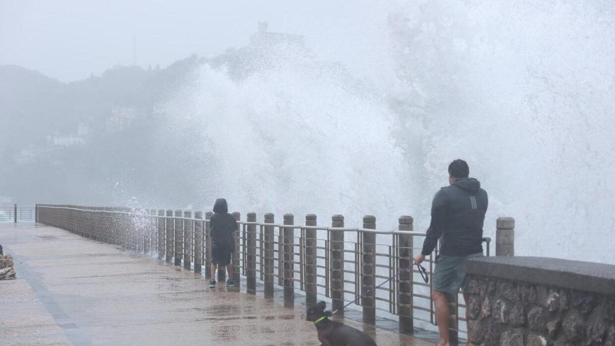 Junto a la alerta naranja por viento se activará otra por olas de hasta seis metros.