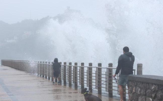 Junto a la alerta naranja por viento se activará otra por olas de hasta seis metros.