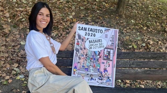 Igone Aberasturi con el cartel ganador 'Denok Fauste kalera’