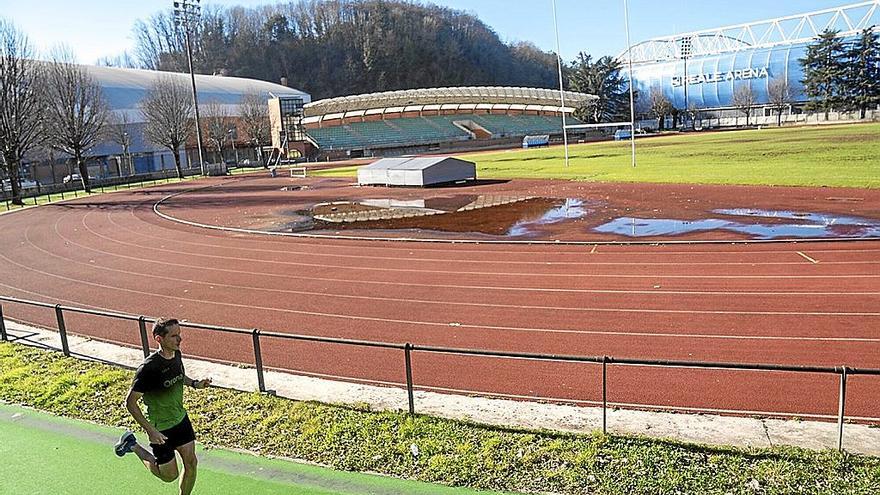 Un corredor en el miniestadio.