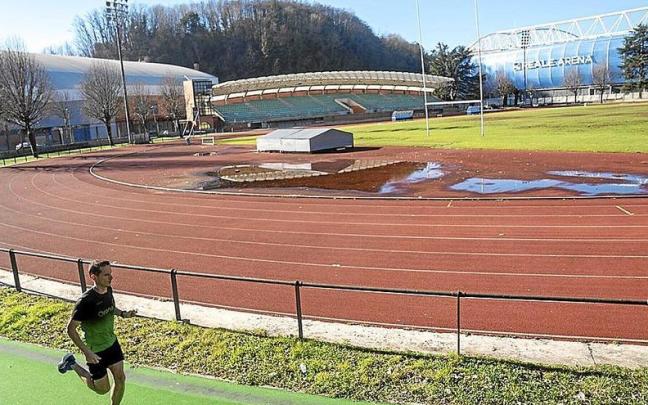 Un corredor en el miniestadio. Un corredor en el miniestadio.