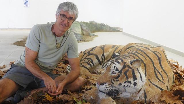 Andoni Bastarrika junto al tigre que ha moldeado en la sala Betharram para la muestra que tiene lugar estos días en Azpeitia