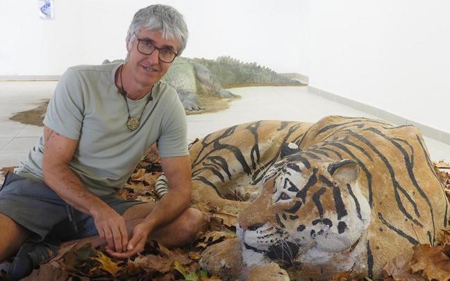 Andoni Bastarrika junto al tigre que ha moldeado en la sala Betharram para la muestra que tiene lugar estos días en Azpeitia