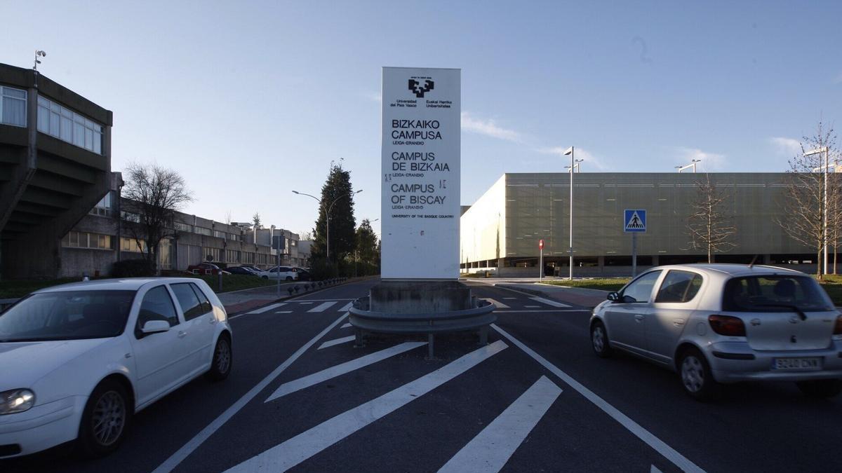 Dos vehículos circulan en la entrada del Campus de Bizkaia de la UPV/EHU.