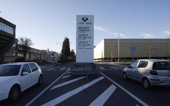 Dos vehículos circulan en la entrada del Campus de Bizkaia de la UPV/EHU. / Pablo Viñas Dos vehículos circulan en la entrada del Campus de Bizkaia de la UPV/EHU.