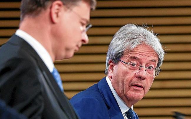 Los comisarios Valdis Dombrovskis y Paolo Gentiloni, el miércoles en la presentación del Informe de Primavera de la Comisión. | FOTO: EFE Los comisarios Valdis Dombrovskis y Paolo Gentiloni, el miércoles en la presentación del Informe de Primavera de la Comisión. | FOTO: EFE