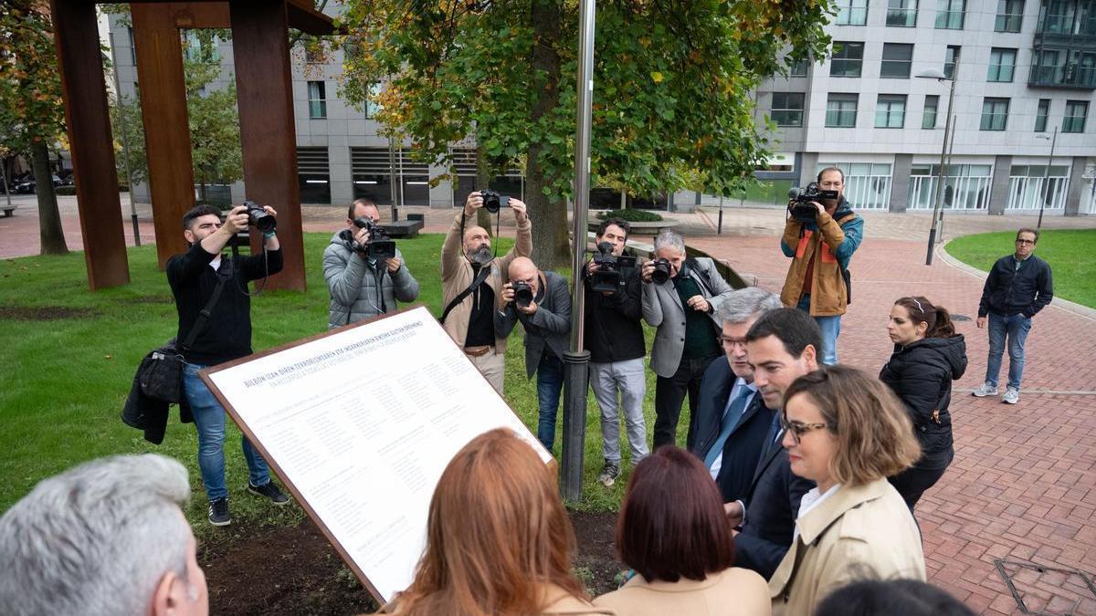 Pradales ha presidido la inauguración de un conjunto escultórico en Bilbao 'Atalase' en homenaje a las víctimas del terrorismo y la violencia de origen político.