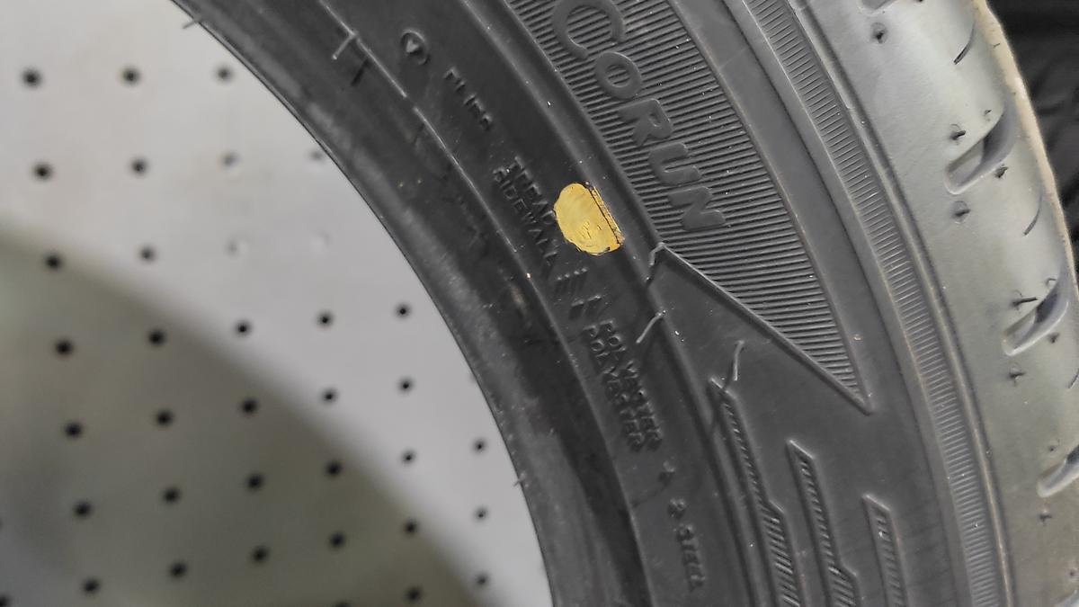 Punto amarillo en una rueda.