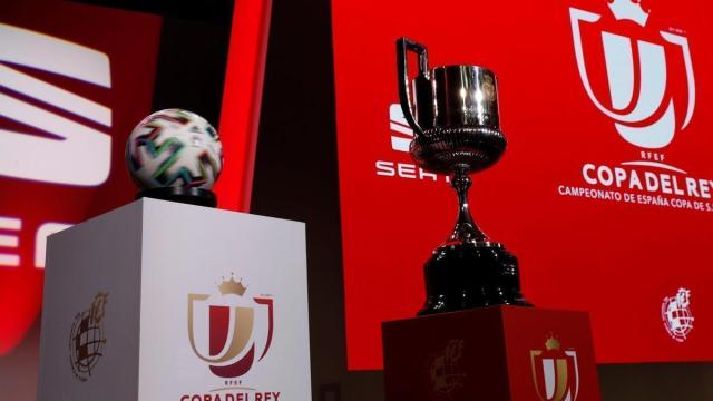 El trofeo copero presente en Las Rozas, en cuyo salón Luis Aragonés se ga celebrado el sorteo. / RFEF