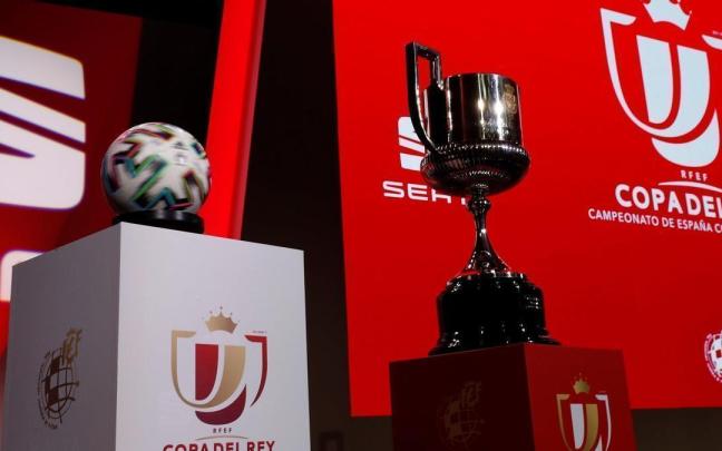 El trofeo copero posa en el salón Luis Aragonés de la Ciudad del Fútbol de Las Rozas. / RFEF