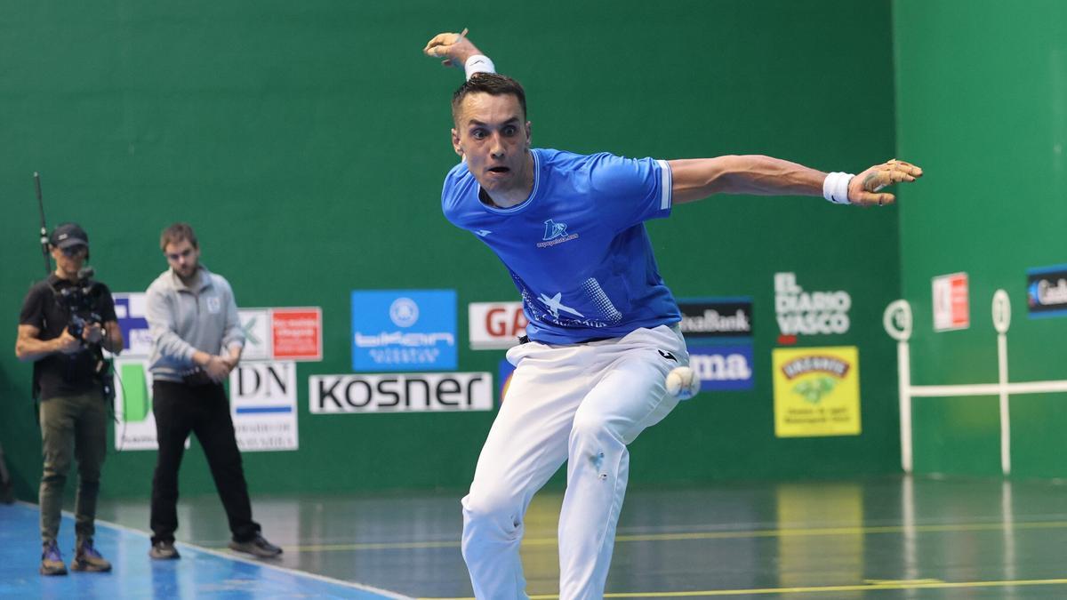 Iñaki Artola se mete en las semifinales del Manomanista después de superar a un atenazado Javier Zabala, que se quedó a las puertas de su objetivo tras comenzar con un 0-8 favorable