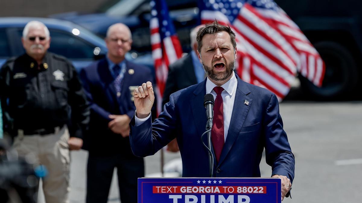 El candidato republicano a la vicepresidencia de EE.UU., J.D. Vance, durante un mitin en Georgia.