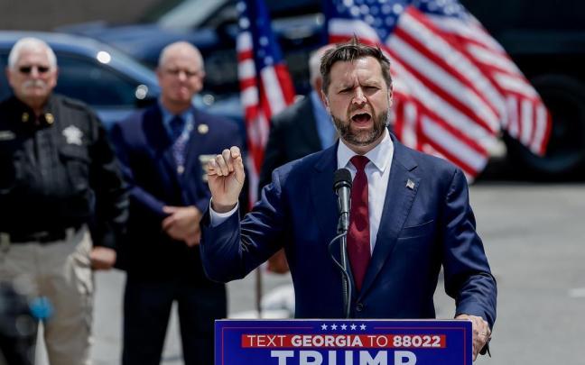 El candidato republicano a la vicepresidencia de EE.UU., J.D. Vance, durante un mitin en Georgia.