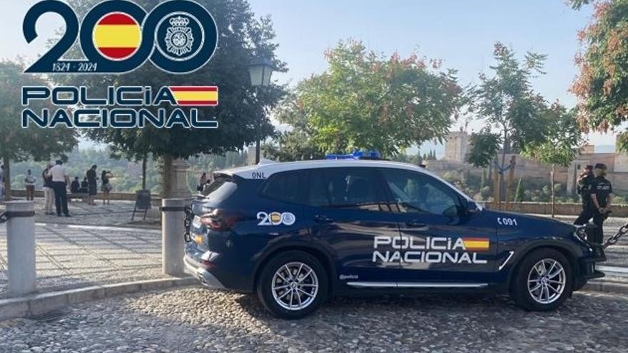 Vehículo de la Policía Nacional en un mirador de Granada.