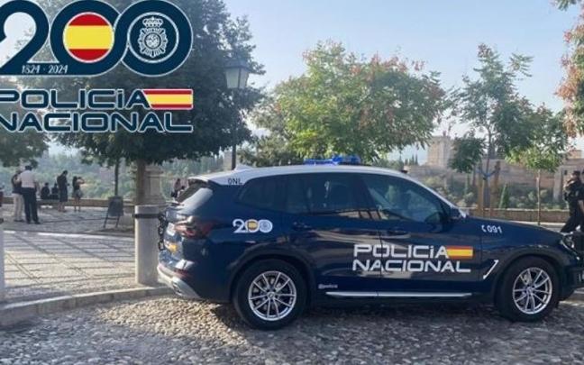 Vehículo de la Policía Nacional en un mirador de Granada.