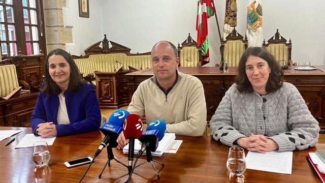 Estitxu Urtizberea, Igor Enparan y Garoa Lekuona, durante la presentación del II Plan de Igualdad.