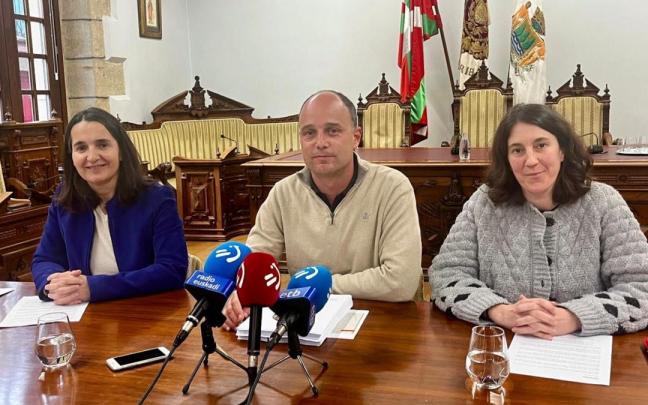 Estitxu Urtizberea, Igor Enparan y Garoa Lekuona, durante la presentación del II Plan de Igualdad.