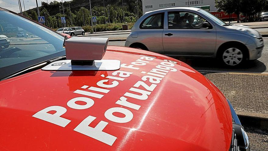 Un lector de matrículas, en el capó de un coche de la Policía Foral durante un control de vehículos.