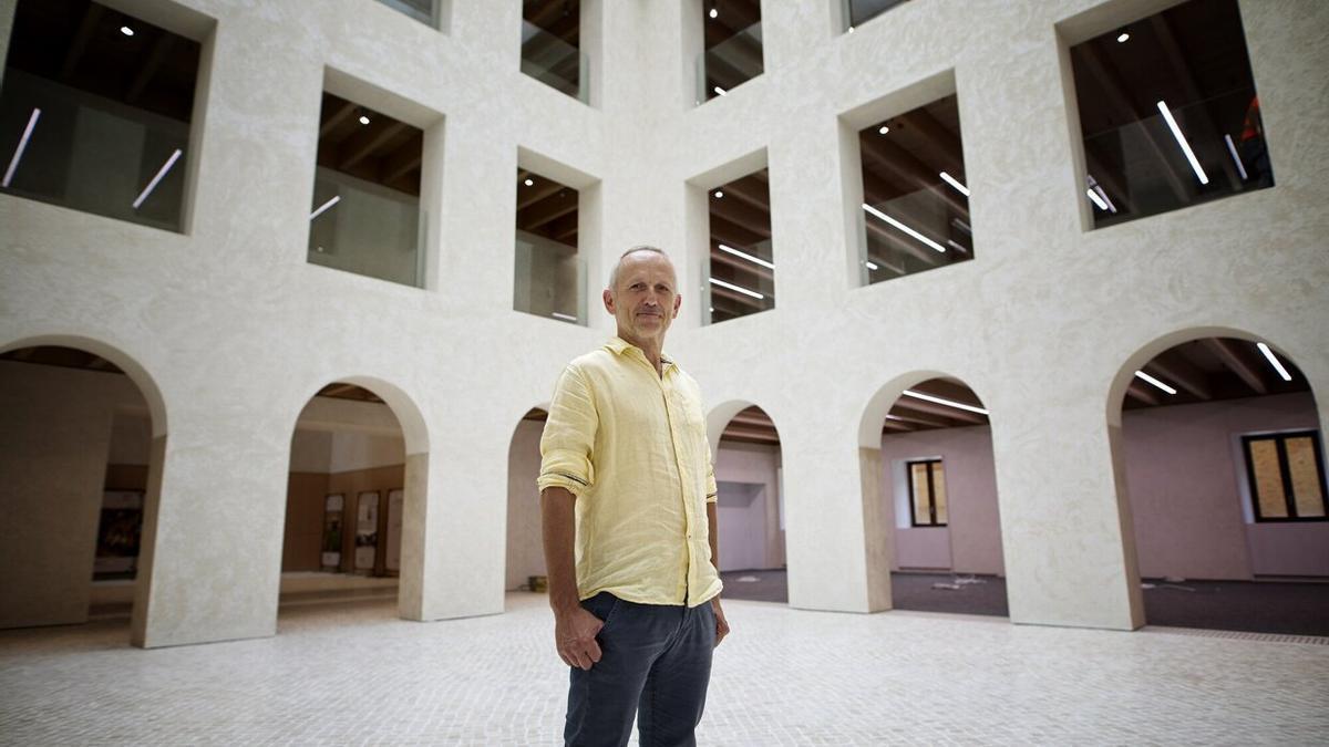 El presidente de la Mancomunidad de la Comarca de Pamplona, David Campión, en el interior de las Salesas.