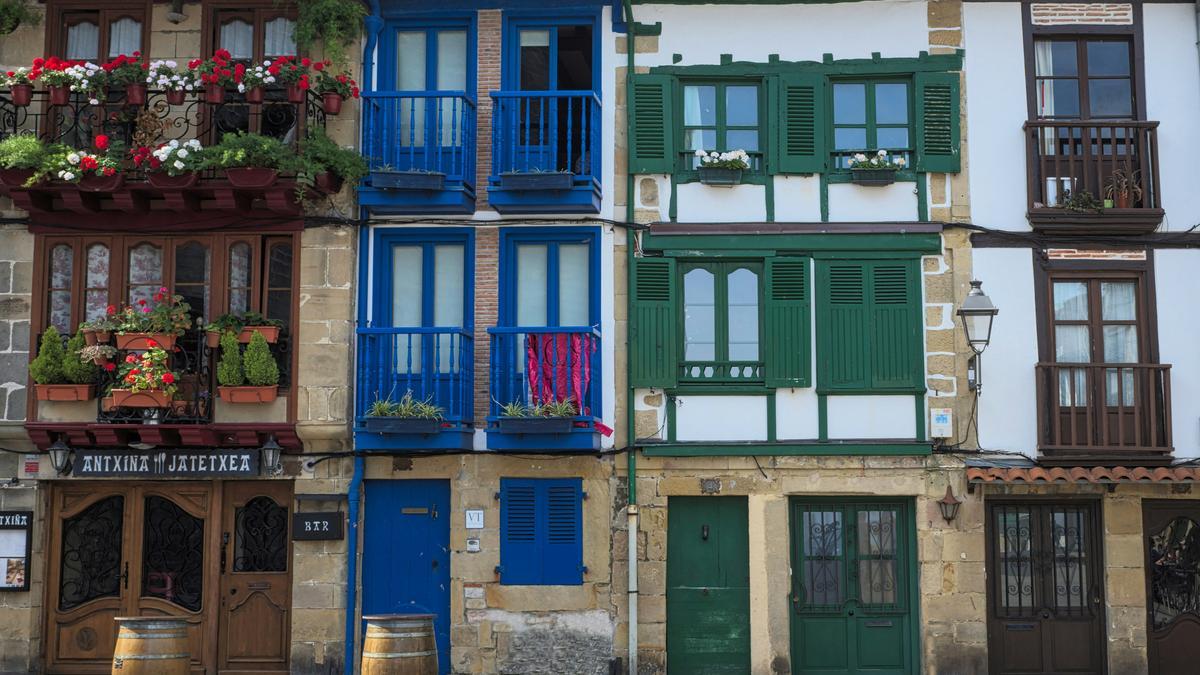 La belleza de los pueblos costeros, como Hondarribia, otro de los encantos del territorio.